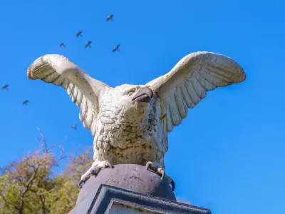 El Municipio de Mar del Plata recuperó la escultura Águila que pertenece al patrimonio de la ciudad desde 1909